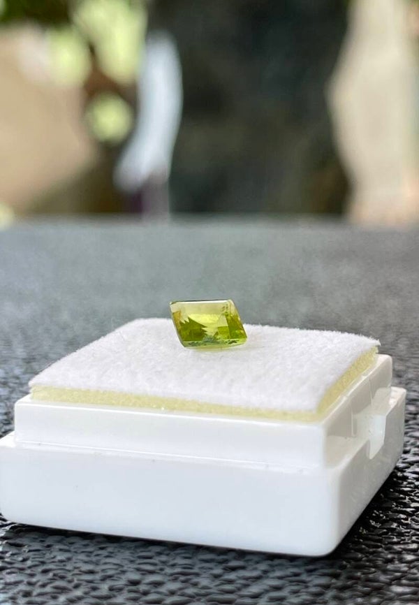 Peridoot edelsteen facet geslepen vierkant, klein