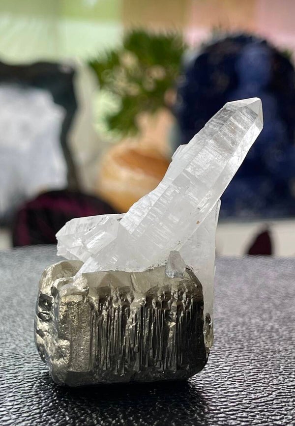 Bergkristal cluster punten op Pyriet uit Peru ruw, medium