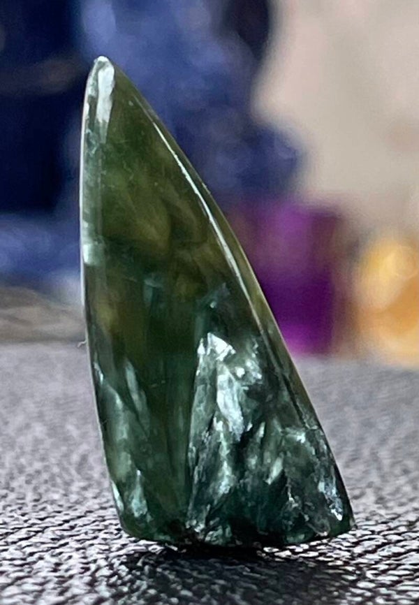 Serafiniet edelsteen cabochon free form, medium