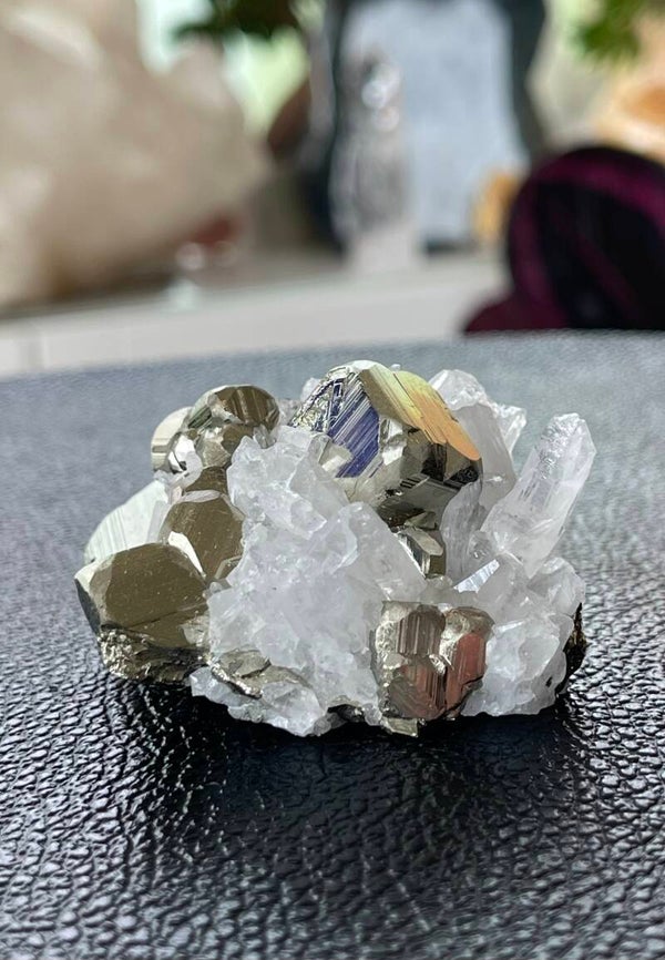 Bergkristal cluster punten op Pyriet uit Peru ruw, medium