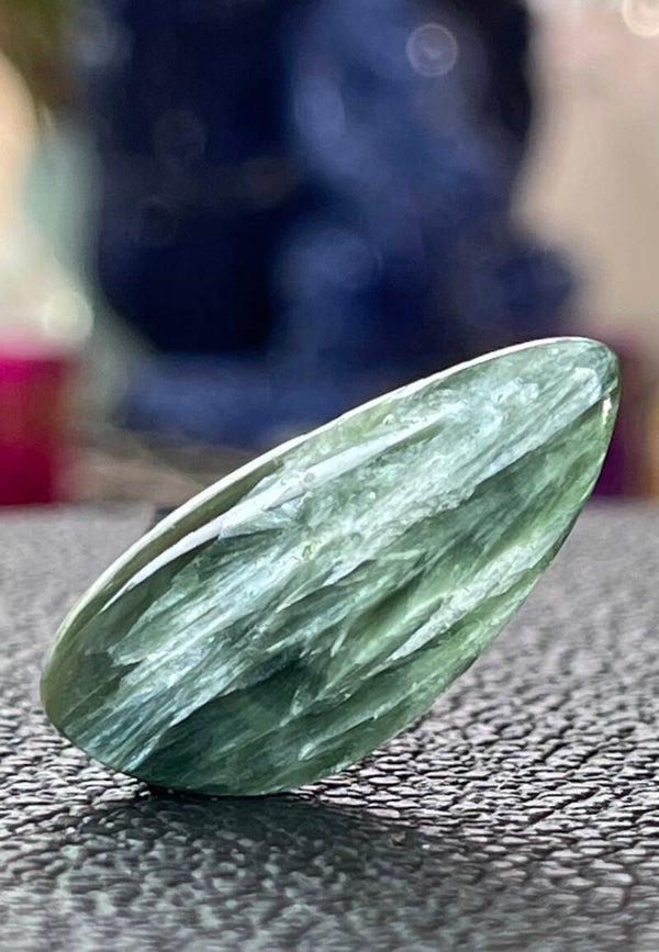 Serafiniet edelsteen cabochon free form, medium