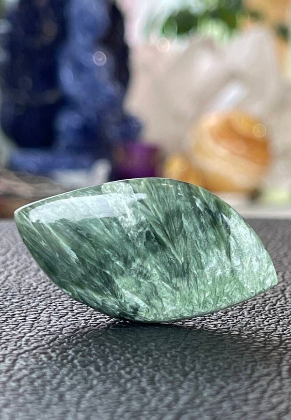 Serafiniet edelsteen cabochon free form, medium