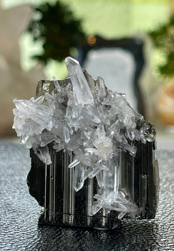 Bergkristal cluster punten op Pyriet uit Peru ruw, medium