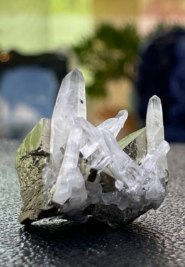 Bergkristal cluster punten op Pyriet uit Peru ruw, klein-medium
