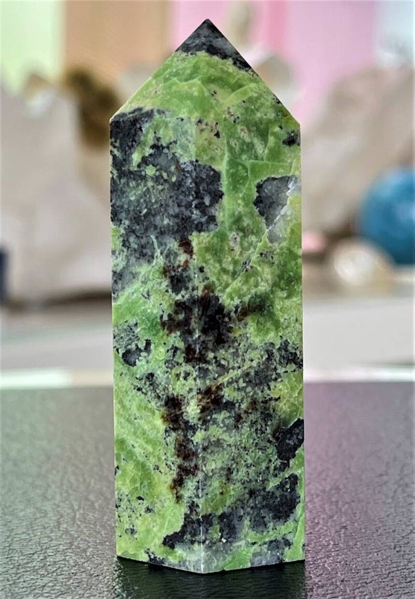 Serpentijn Jade met Pyriet punt