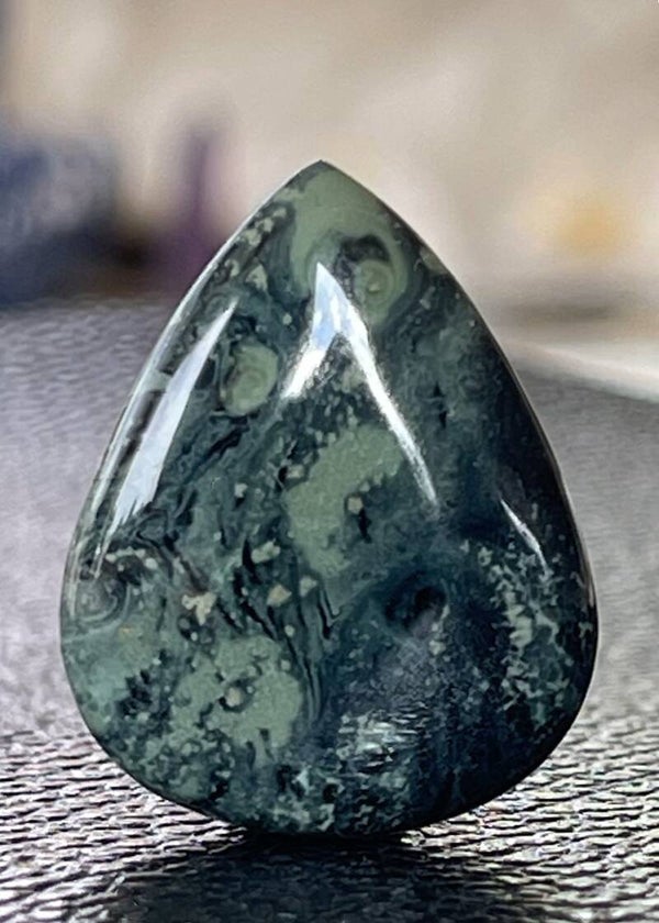 Kambaba Jaspis edelsteen uit Madagaskar cabochon druppel, medium