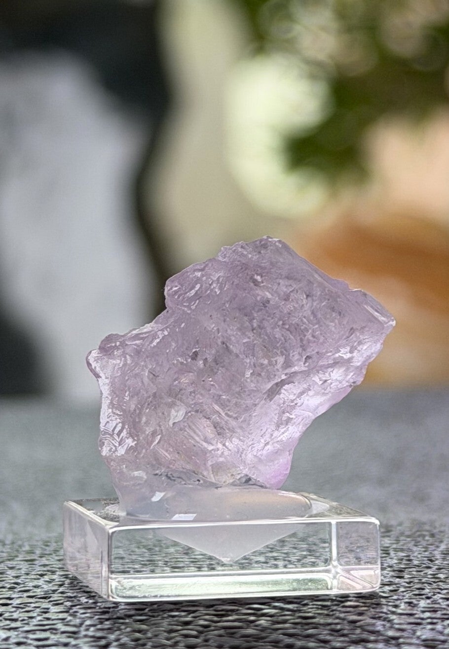 Kunziet roze uit Afghanistan ruw, klein