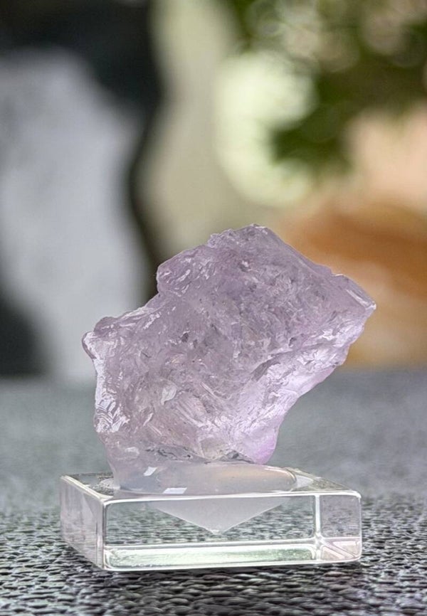 Kunziet roze uit Afghanistan ruw, klein
