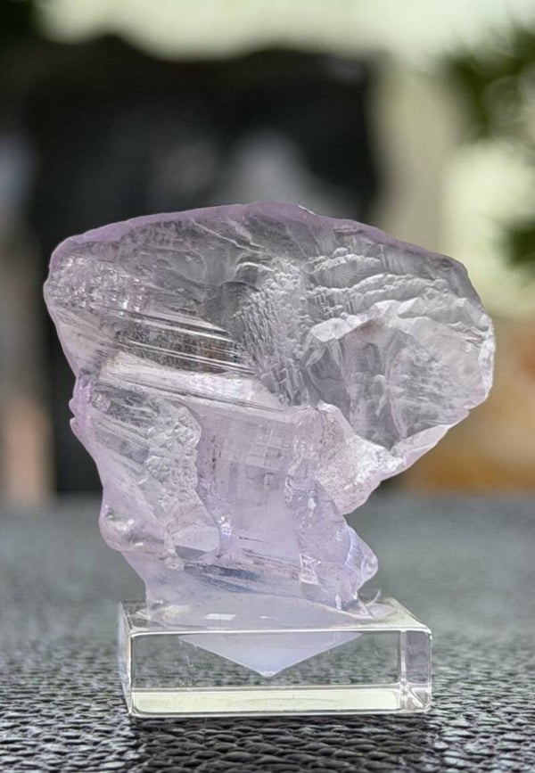 Kunziet roze uit Afghanistan ruw, klein