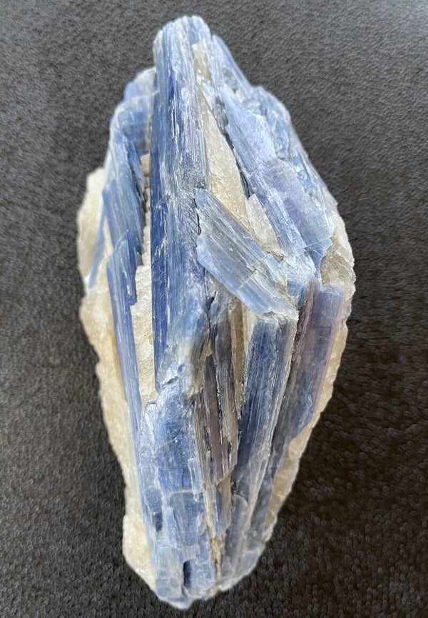 Kyaniet op Kwarts uit Brazilië ruw, groot