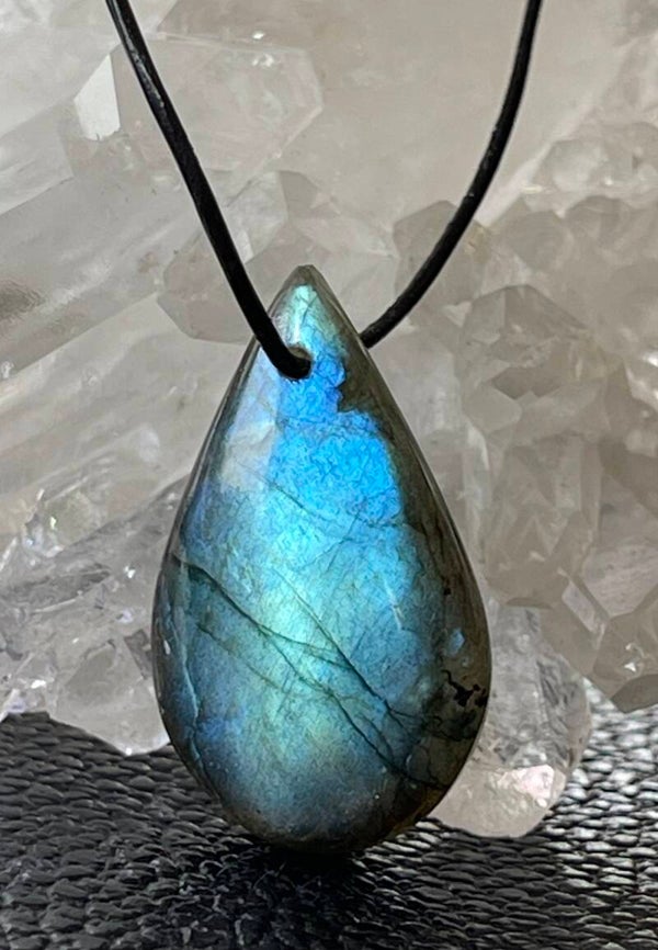 Labradoriet hangertje druppel doorboord, met veter