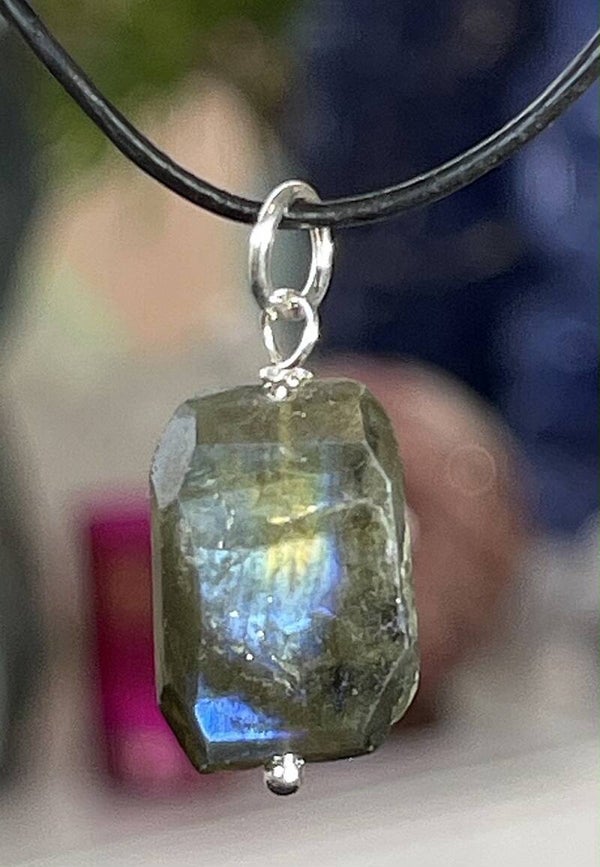 Labradoriet hangertje kraal, met veter