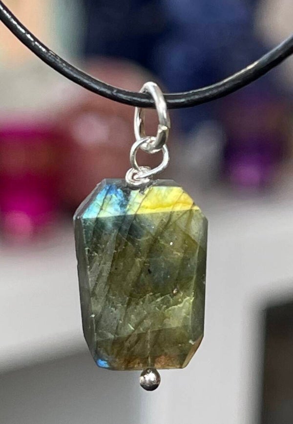 Labradoriet hangertje kraal, met veter