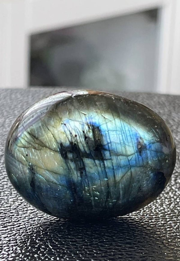 Labradoriet knuffelsteen plat