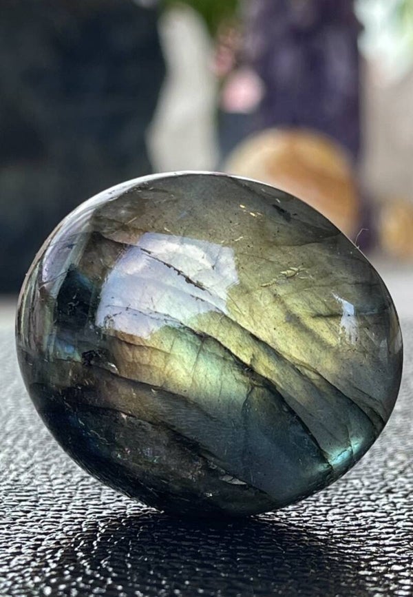 Labradoriet knuffelsteen plat