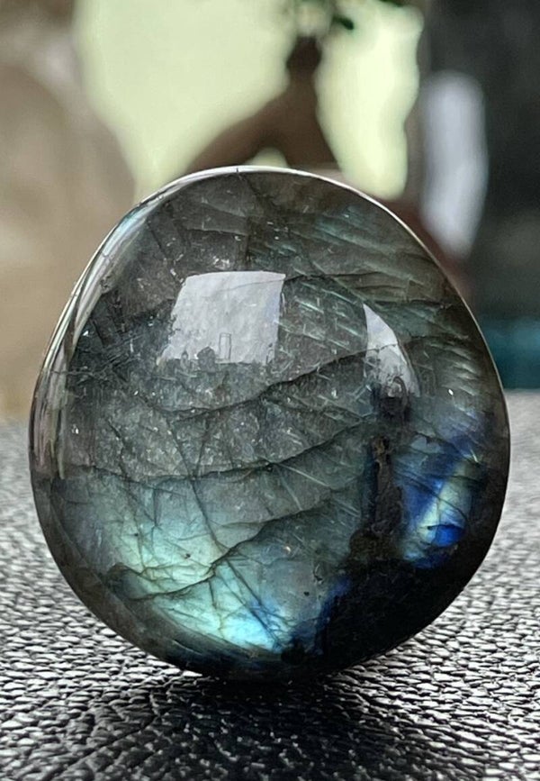 Labradoriet knuffelsteen plat