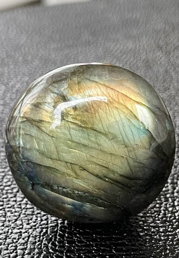 Labradoriet knuffelsteen plat