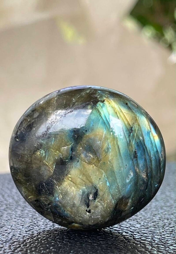 Labradoriet knuffelsteen plat