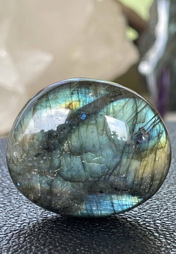 Labradoriet knuffelsteen plat