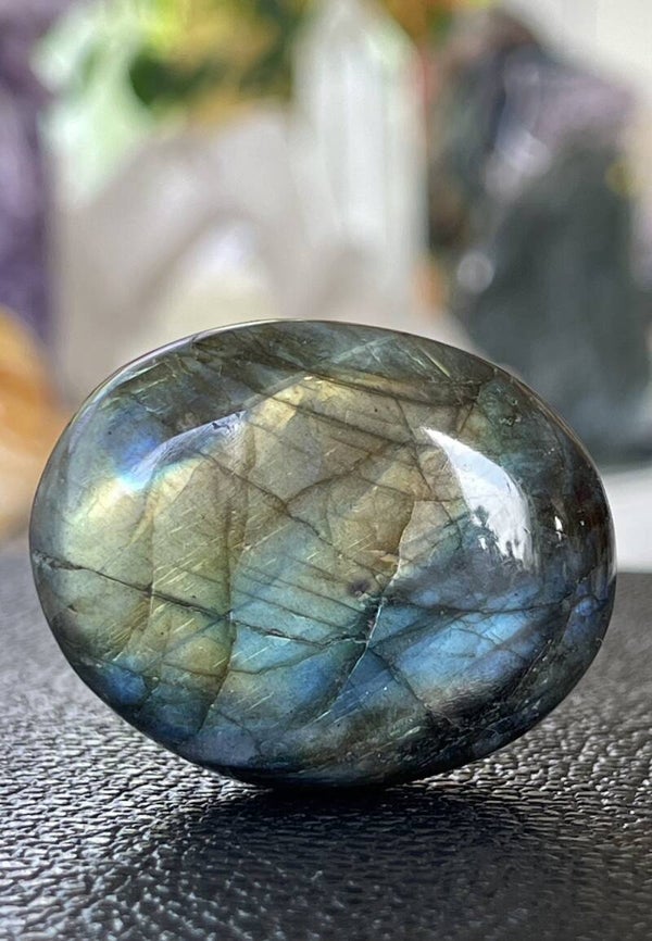 Labradoriet knuffelsteen plat