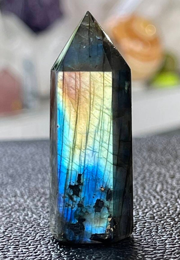 Labradoriet punt uit Madagaskar gepolijst, klein