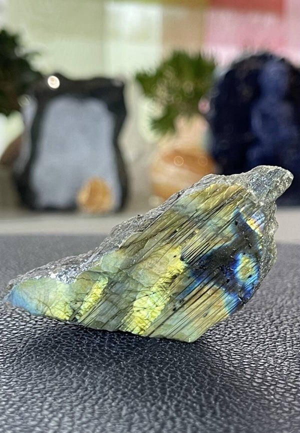 Labradoriet uit Madagaskar ruw, één zijde gepolijst, klein