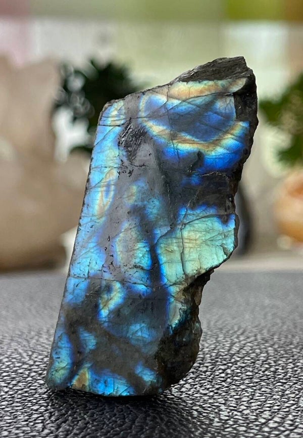 Labradoriet uit Madagaskar ruw, één zijde gepolijst, klein