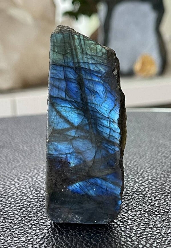 Labradoriet uit Madagaskar ruw, één zijde gepolijst, klein-medium