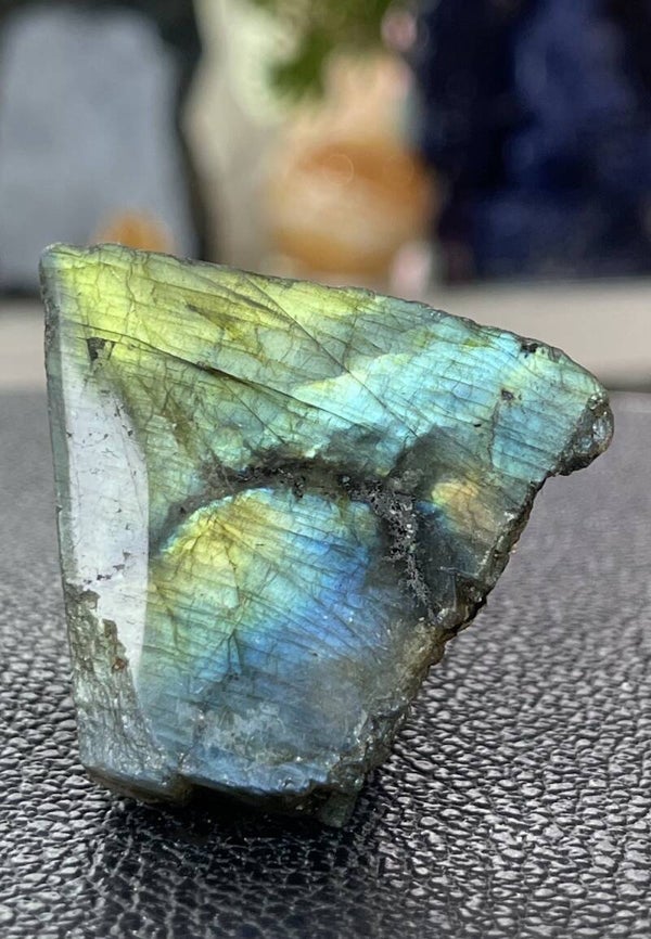 Labradoriet uit Madagaskar ruw, één zijde gepolijst, klein