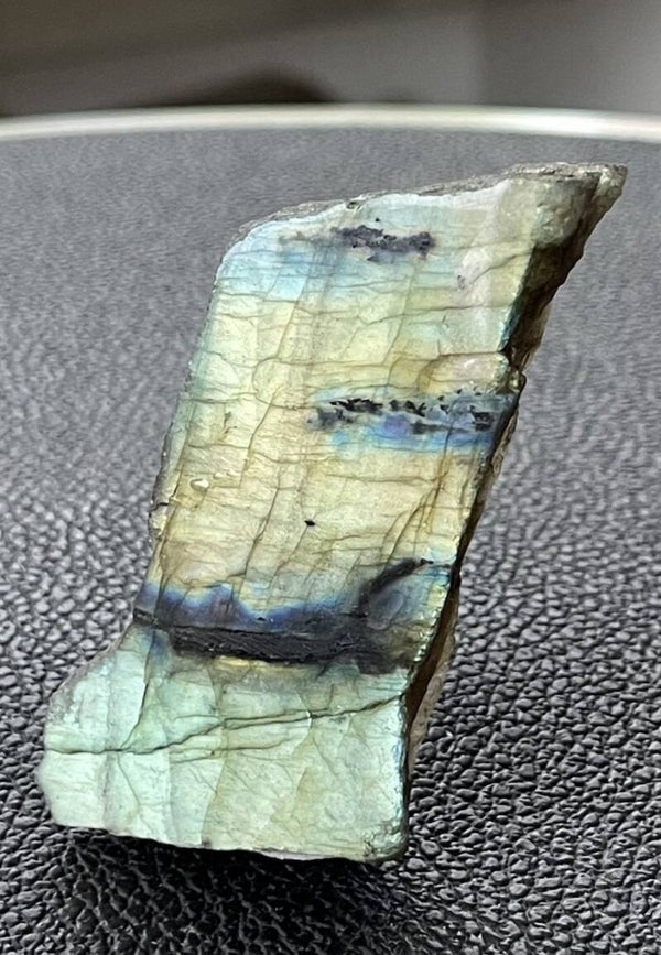 Labradoriet uit Madagaskar ruw, één zijde gepolijst, klein