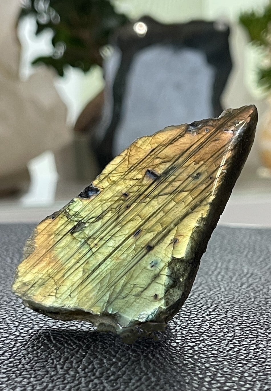 Labradoriet uit Madagaskar ruw, één kant gepolijst, klein-medium