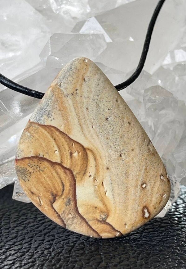 Landschap Jaspis hangertje doorboord, met veter