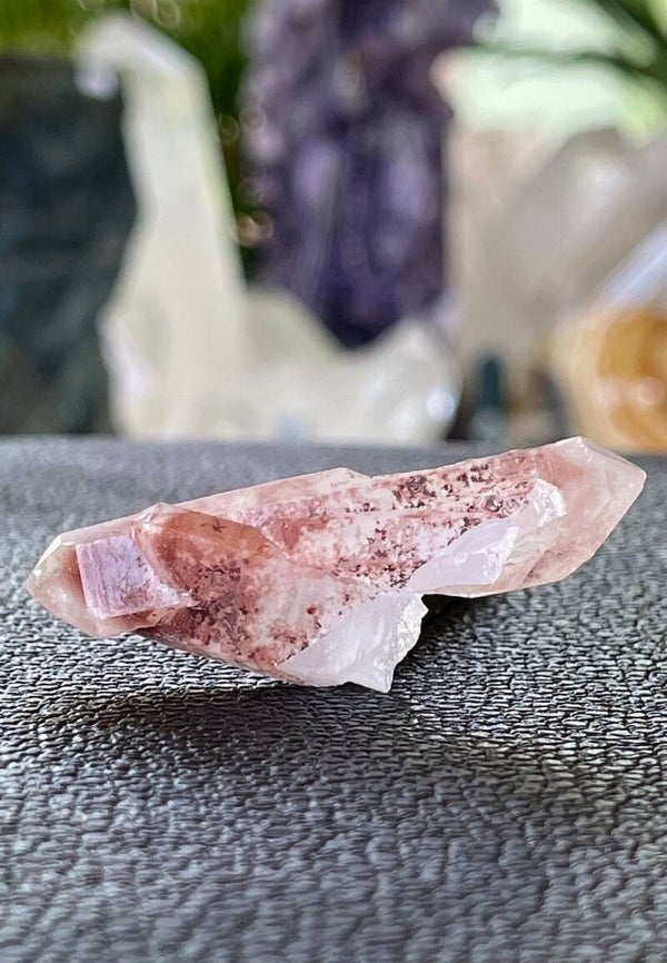 Lemurische Hematietkwarts dubbeleinder punt uit Madagaskar, klein