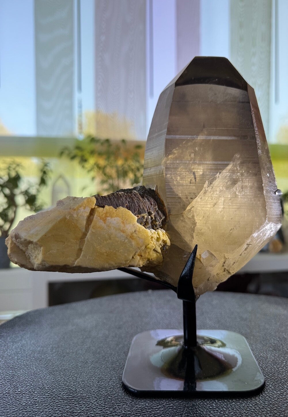 Lemurische Rookkwarts punt met Beryl en mica uit Brazilië, groot