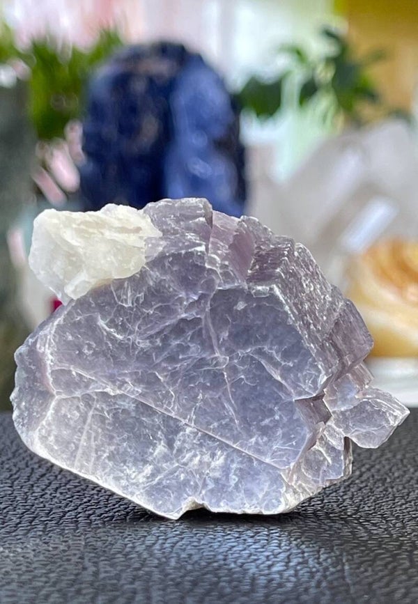 Lepidoliet met Calciet uit Brazilië ruw, medium