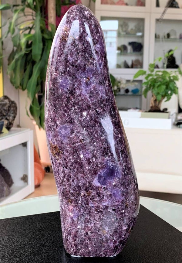 Lepidoliet free form gepolijst uit Madagaskar, groot