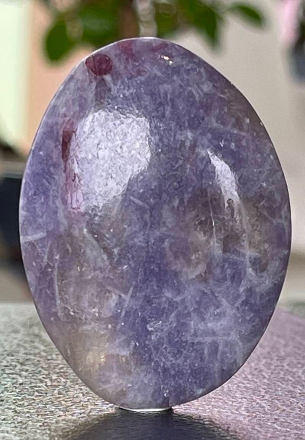 Lepidoliet met roze Toermalijn uit Madagaskar knuffelsteen plat