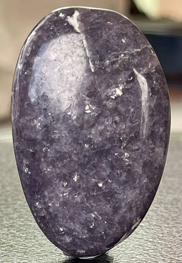 Lepidoliet knuffelsteen plat