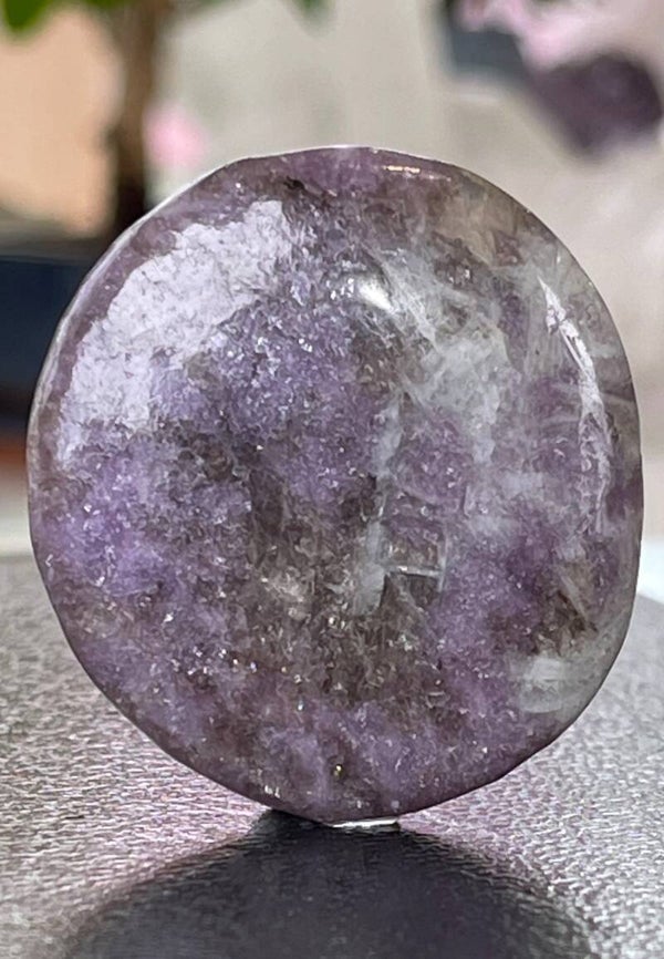 Lepidoliet knuffelsteen plat