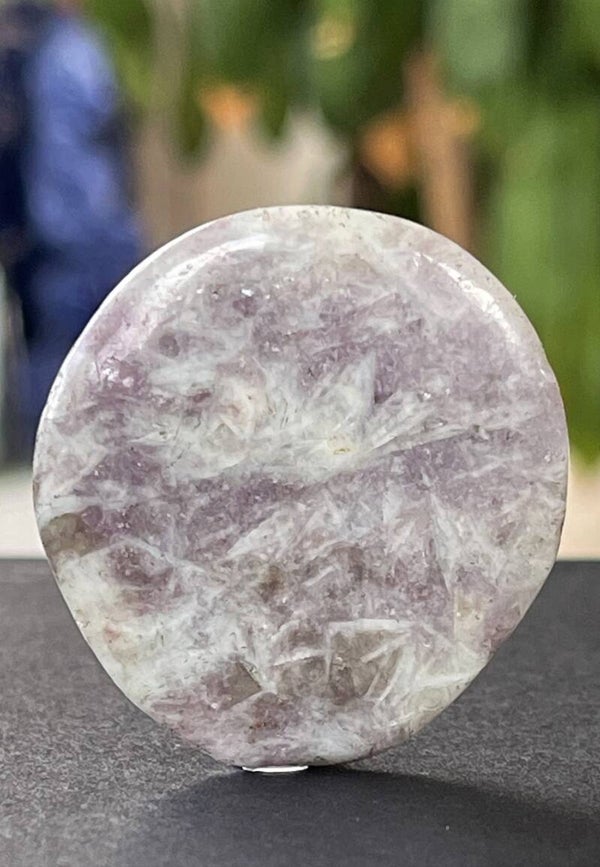 Lepidoliet knuffelsteen plat