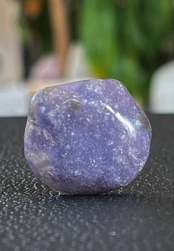 Lepidoliet trommelsteen