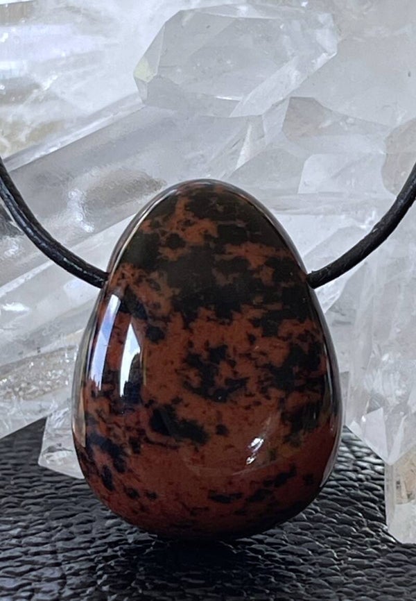 Mahonie Obsidiaan hangertje doorboord, met veter