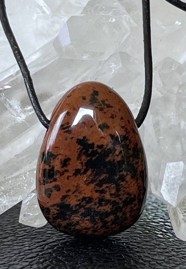Mahonie Obsidiaan hangertje doorboord, met veter