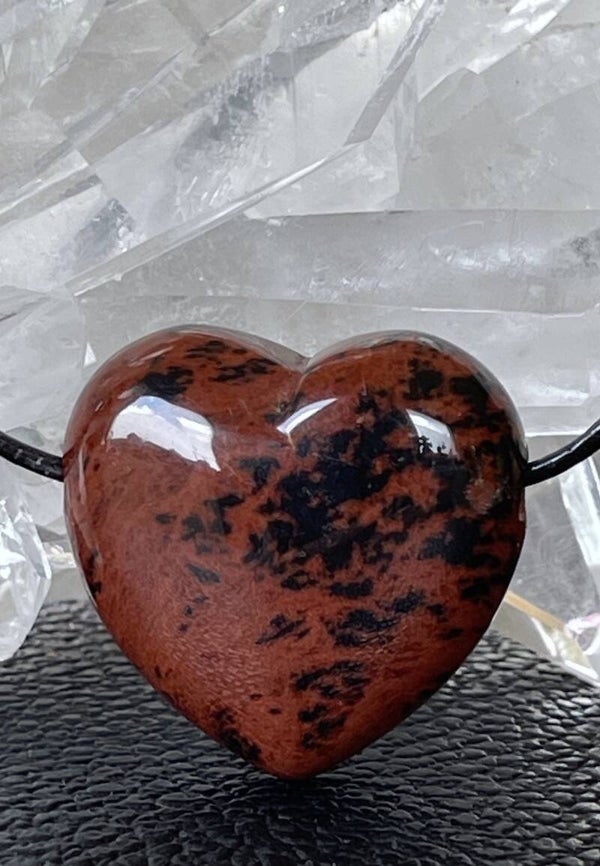 Mahonie Obsidiaan hangertje hart doorboord, met veter