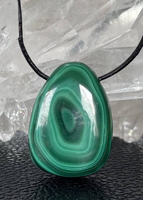 Malachiet hangertje doorboord, met veter