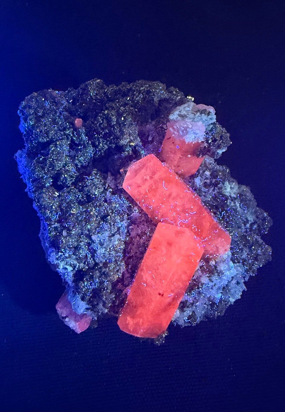 Mangano Calciet op Pyriet uit Peru ruw, medium