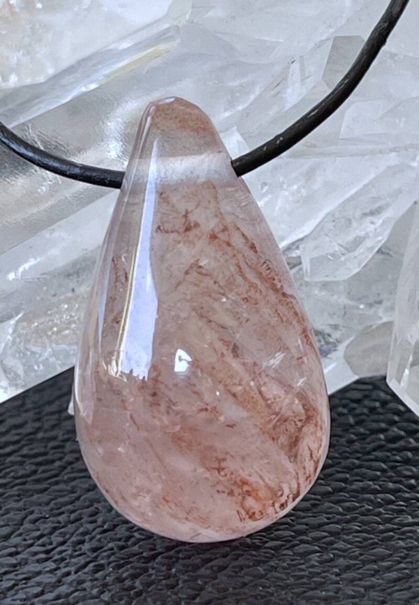 Maria Magdalena Lemurian Kwarts hangertje doorboord, met veter