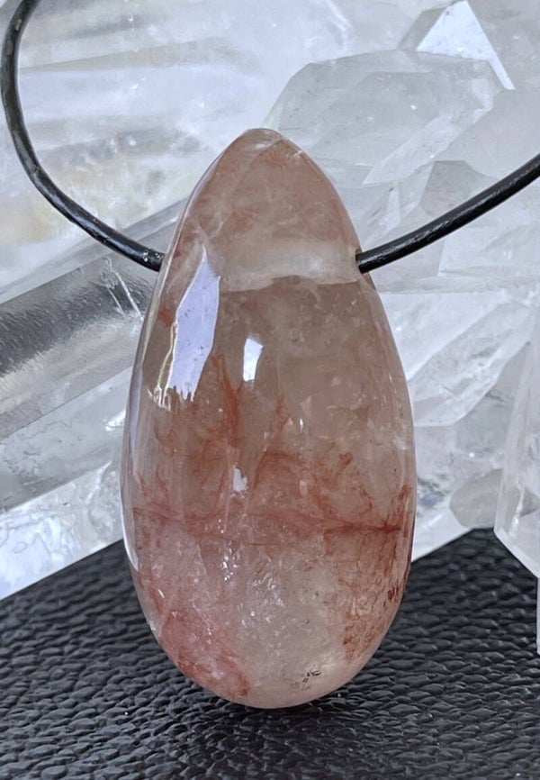 Maria Magdalena Lemurian Kwarts hangertje doorboord, met veter