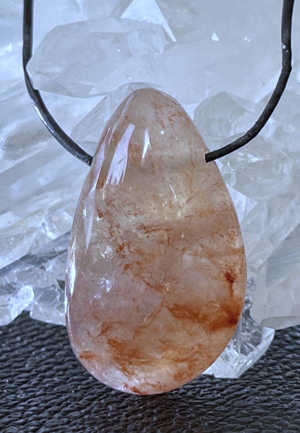 Maria Magdalena Lemurian Kwarts hangertje doorboord, met veter