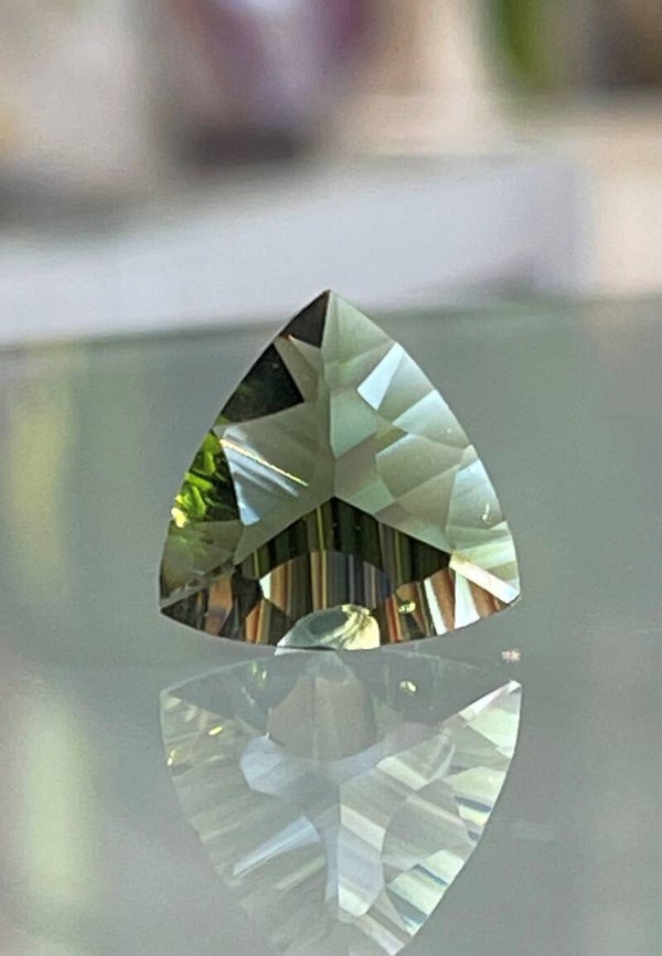 Moldaviet edelsteen facet geslepen driehoek uit Zuid-Tsjechië, medium